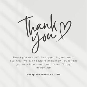 Puede incluir: Sobre un fondo beige claro, las palabras "Thank you" en elegante escritura negra, acompa&ntilde;adas de un s&iacute;mbolo de coraz&oacute;n. Debajo, un texto m&aacute;s peque&ntilde;o expresa gratitud por apoyar a una peque&ntilde;a empresa.