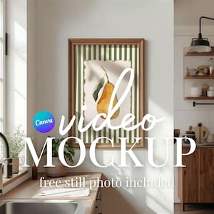 Op de afbeelding: Een ingelijste aquarelprint van een peer met een groen blad, tegen een witte achtergrond. De lijst heeft een houten afwerking met groen-witte gestreepte randen. De tekst "video MOCKUP" staat over de afbeelding.