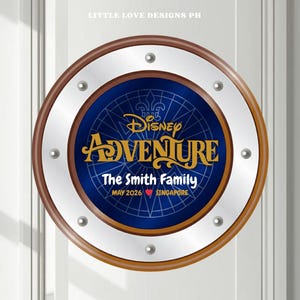 Puede incluir: Un letrero redondo de temática náutica con fondo azul y las palabras "Disney Adventure" en letras doradas. El letrero incluye el apellido, la fecha y el lugar. El anillo exterior es marrón, con un anillo interior plateado y remaches plateados.