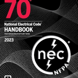 Puede incluir: La portada del "National Electrical Code Handbook" presenta el texto "NFPA 70" en rojo, con "HANDBOOK" en blanco. El logotipo "nec" está en un círculo blanco con rayos. El año "2023" también es visible.