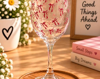 Copa de vino con lazo rosa, cristalería estilo coqueto, regalo femenino para ella.
