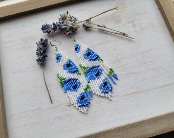 Rosas azules Pendiente de flecos con cuentas Pendientes tejidos a mano Regalos únicos diseño floral periwinkle blanco