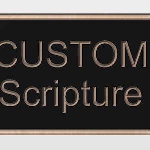 Puede incluir: Un letrero rectangular con fondo negro y borde marrón claro. Las palabras "CUSTOM Scripture" están talladas en el letrero en color marrón claro.