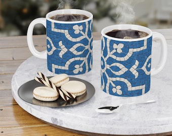 抽象的なモザイク模様の陶器マグカップ｜ブルーゴールドタイルデザイン