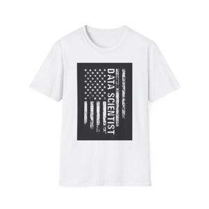 Científico de datos, camiseta de científico de datos con bandera estadounidense desgastada / texto vertical, camiseta técnica patriótica