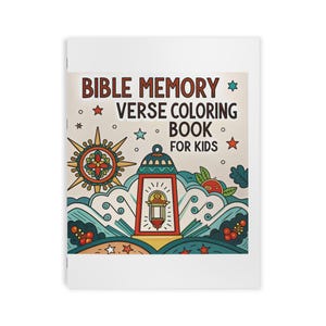 Pode incluir: Uma capa de livro branca com o título "BIBLE MEMORY VERSE COLORING BOOK FOR KIDS" em texto castanho e preto. A capa apresenta uma ilustração colorida de uma lanterna vermelha, sol, estrelas e outros elementos decorativos.
