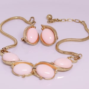 Trifari roze Cabochon Gold Tone ketting en oorbellen Demi Parure instellen