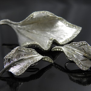 BSK Set of Silver Tone Ginkgo Leaf Brooch Pin And Earrings With Rhinestone Edging