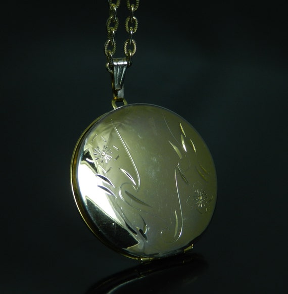 Vintage Gold Tone Locket With Gold Tone Chain Nec… - image 2