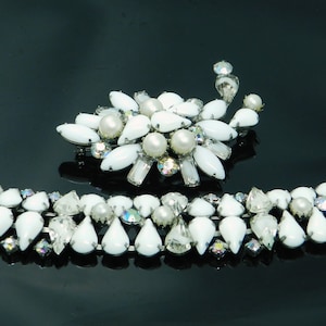 Vintage armband en broche Demi Set wit melkglas, Aurora Borealis, Givre steentjes en Faux parels
