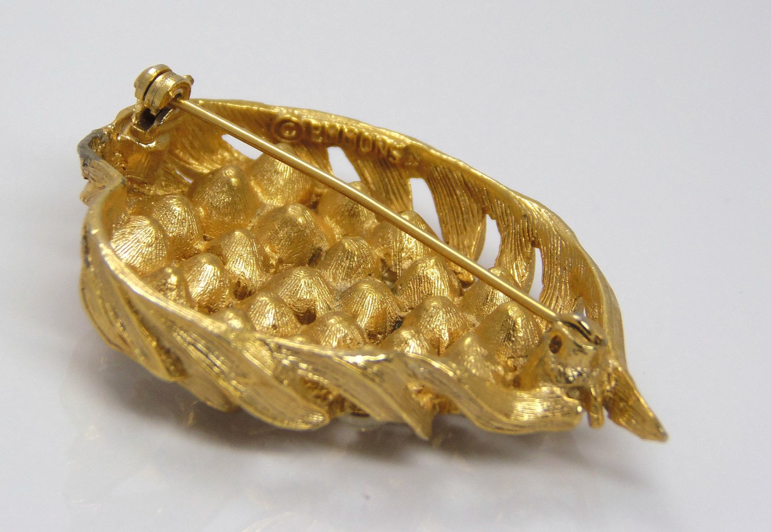 Broche Vintage Feuille En Relief Striée - Signée EMMONS 3958 - Bijou Ancien - Occasion à Vérifier