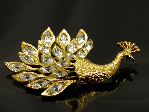 Magnificent Vintage Strutting Goldtone Peacock Wi… - image 1