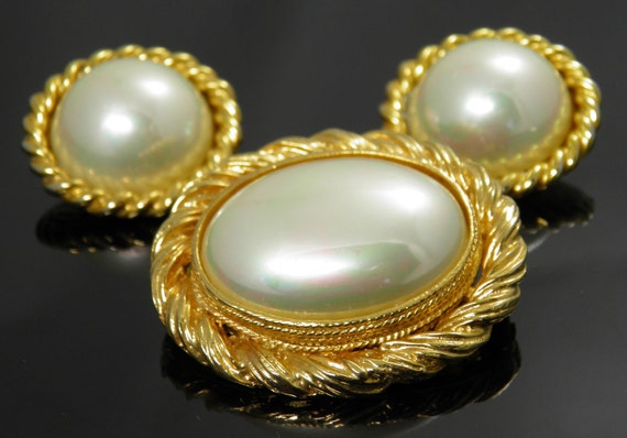 Vintage Carolee Baroque Pearl Brooch And Earrings - image 3