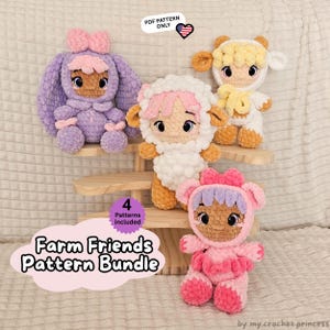 Könnte beinhalten: Ein Farm Friends Pattern Bundle mit vier Häkelmustern für Tiere. Die Plüschtiere umfassen ein lila Kaninchen, ein weißes Schaf, ein gelbes Schaf und einen rosa Bären. Der Text "PDF Pattern Only" und "Farm Friends Pattern Bundle" sind sichtbar.