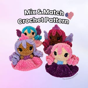 Könnte beinhalten: Vier handgefertigte Häkelpuppen mit Feenflügeln in Blau-, Rosa-, Lila- und Rottönen. Die Puppen haben unterschiedliche Hauttöne und Haarfarben. Der Text "Mix & Match Crochet Pattern" wird über den Puppen mit einem amerikanischen Flaggenherz angezeigt.
