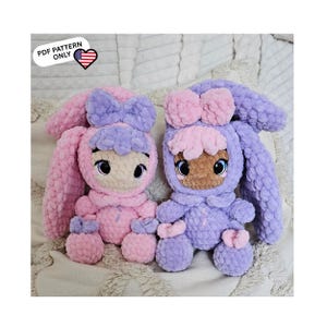 Könnte beinhalten: Zwei handgefertigte Plüschpuppen in Hasenform, eine rosa und eine lila. Jede Puppe hat eine Schleife auf dem Kopf und ein detailliertes Gesicht. Sie sitzen auf einer weißen, strukturierten Oberfläche. Der Text "PDF PATTERN ONLY" ist sichtbar.