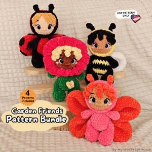 Könnte beinhalten: Vier gehäkelte Plüschpuppen in Gartenkostümen: ein Marienkäfer, eine Biene, eine Blume und ein Schmetterling. Der Text auf dem Bild lautet: PDF PATTERN ONLY, 4 PATTERNS included, Garden Friends Pattern Bundle und by my.crochet.princess.