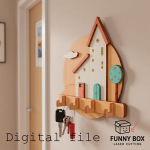 Pode incluir: Porta-chaves de madeira em forma de casa, com fachada branca, telhado vermelho e porta turquesa. Possui ganchos para chaves, uma árvore e um design de nuvem. As palavras "Digital file" estão na parte inferior esquerda.