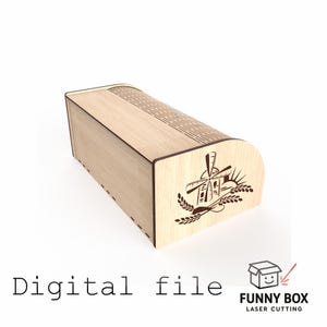 K&ouml;nnte beinhalten: Eine hellfarbene Brotdose aus Holz mit gew&ouml;lbtem Deckel und einem dekorativen Windm&uuml;hlendesign auf der Vorderseite. Die Box hat eine rechteckige Form und der Text "Digital file" ist unten angezeigt.