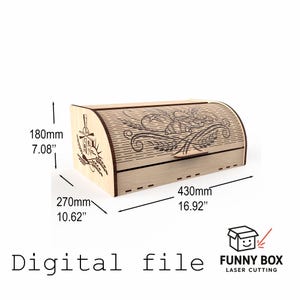 K&ouml;nnte beinhalten: Eine hellfarbene Brotdose aus Holz mit gew&ouml;lbtem Deckel, misst 430mm lang, 270mm breit und 180mm hoch. Die Vorderseite zeigt ein Windm&uuml;hlen- und Weizendesign, w&auml;hrend die Oberseite ein graviertes Blumenmuster hat. Der Text "Digital file" ist sichtbar.