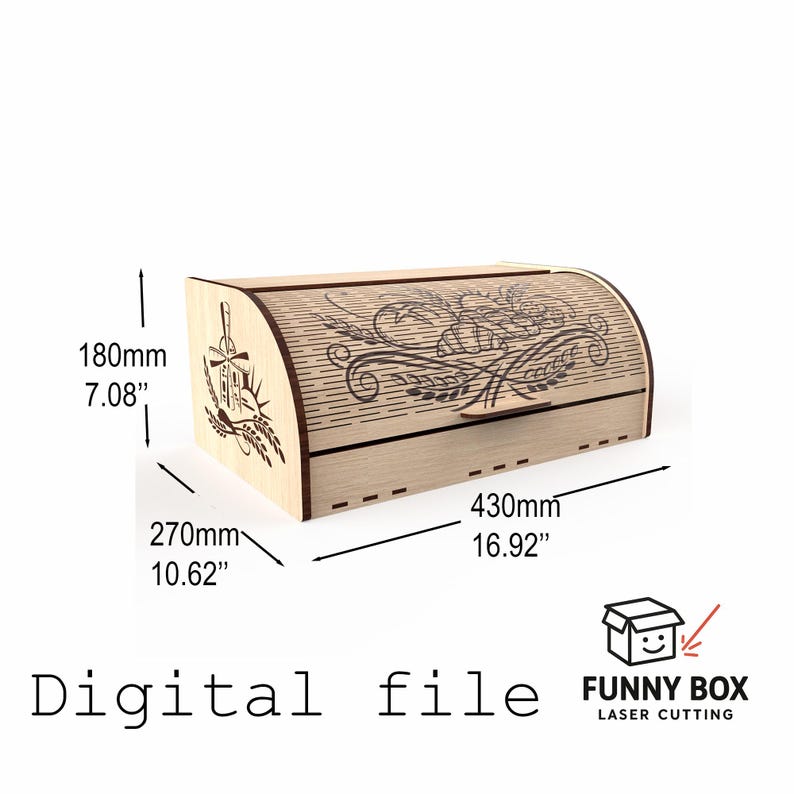 K&ouml;nnte beinhalten: Eine hellfarbene Brotdose aus Holz mit gew&ouml;lbtem Deckel, misst 430mm lang, 270mm breit und 180mm hoch. Die Vorderseite zeigt ein Windm&uuml;hlen- und Weizendesign, w&auml;hrend die Oberseite ein graviertes Blumenmuster hat. Der Text "Digital file" ist sichtbar.