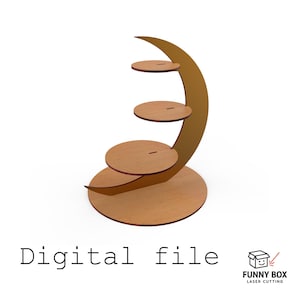 Op de afbeelding: Een houten, halvemaanvormige displaystandaard met vier ronde planken. De standaard is gemaakt van lichtbruin hout en heeft een gebogen ontwerp. De tekst "Digital file" staat onderaan.
