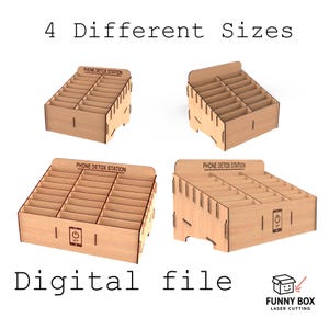 Może przedstawiać: Wyświetlane są cztery różne rozmiary drewnianych stacji detoksykacji telefonów. Każda stacja ma wiele gniazd na telefony, a na górze widoczny jest tekst "PHONE DETOX STATION". Obecna jest również fraza "Digital file".