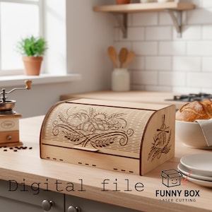 Op de afbeelding: Een lichtgekleurde houten brooddoos met een gebogen bovenkant en een geëtst tarwe- en bloemmotief. De doos heeft een scharnierend deksel en een rechthoekige vorm. De woorden "Digital file" staan onderaan gedrukt. Een kleine cartoonbox met de woorden "FUNNY BOX LASER CUTTING" staat ook onderaan.