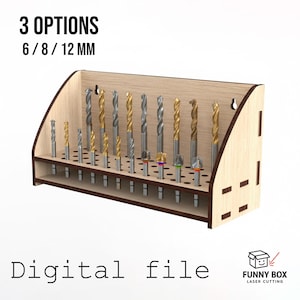 Può includere: Un organizer per punte da trapano in legno con più punte di varie dimensioni. L'organizer ha una finitura marrone chiaro e presenta il testo "3 OPTIONS 6/8/12 MM" e "Digital file". Le punte sono argentate e dorate.