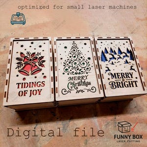 Könnte beinhalten: Drei rechteckige Holzkisten mit lasergeschnittenen Motiven. Die erste zeigt Glocken und den Text TIDINGS OF JOY. Die zweite einen Baum und MERRY CHRISTMAS. Die dritte Hirsche, Bäume und MERRY & BRIGHT. Text beinhaltet: optimized for small laser machines und 12x12.