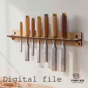 Könnte beinhalten: Ein Holzmeißelregal mit sieben Meißeln. Die Meißel haben Holzgriffe mit Messingakzenten und silbernen Klingen. Das Regal ist aus hellbraunem Holz gefertigt und an einer weißen Wand montiert. Der Text "Digital file" steht unten.