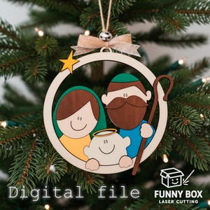 Könnte beinhalten: Ein hölzerner Weihnachtsschmuck mit einer Krippenszene, einem Stern und dem Text "Digital file". Der Schmuck hängt an einem Weihnachtsbaum. Der Schmuck hat ein Farbschema aus Beige, Braun, Grün, Gelb und Blau.