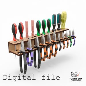 Puede incluir: Un organizador de herramientas de madera con varias herramientas manuales. Contiene destornilladores con mangos rojos, verdes y negros, y alicates con mangos naranjas, morados y grises. El texto "Digital file" está en la parte inferior.