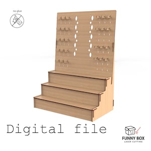 Può includere: Un espositore in legno a tre gradini con un pannello posteriore con più piccoli ganci. Il testo "Digital file" è visualizzato in basso. L'espositore è progettato per il taglio laser ed è realizzato senza colla.