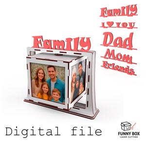 Può includere: Una cornice per foto tagliata al laser bianca e rossa con la scritta "Family" in alto. La cornice contiene due foto di famiglia. Ulteriori ritagli rossi riportano le scritte "I Love You", "Dad", "Mom" e "Friends". Le parole "Digital file" sono in basso.