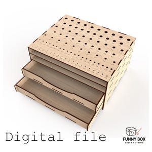 Puede incluir: Un organizador de madera clara con dos cajones y una superficie superior con numerosos agujeros de varios tamaños. El texto "Digital file" se muestra en la parte inferior. El producto es de Funny Box Laser Cutting.