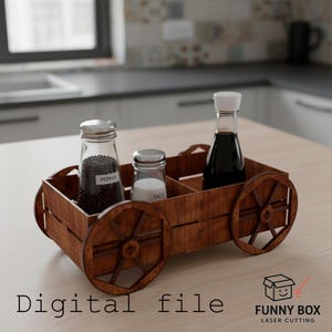 Op de afbeelding: Een houten kruidenrek in de vorm van een wagen, met glazen potten met peper, zout en een fles donkere vloeistof. Het rek heeft twee grote wielen en is gelabeld met "Digital file" en "FUNNY BOX LASER CUTTING".