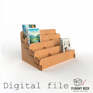 Puede incluir: Un expositor de madera de varios niveles, de color marrón claro, con varias ranuras que contienen tarjetas y libros pequeños. El expositor tiene el texto "Digital file" y el logotipo de Funny Box.