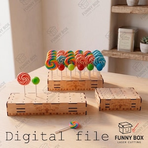 Puede incluir: Tres soportes de madera clara con múltiples orificios para colocar piruletas. Cada soporte presenta el texto "SWEET TREATS STAND" grabado con láser en la parte frontal. Los soportes se muestran con varias piruletas de colores.