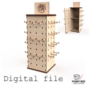 Pode incluir: Um expositor de madeira com vários ganchos para pendurar artigos. O suporte tem uma forma retangular com uma parte superior e inferior castanho escuro. A parte superior apresenta um letreiro com o texto "GOOD VIBES & HANDMADE ONE OF A KIND". As palavras "Digital file" estão na parte inferior.