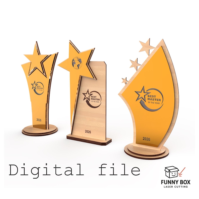 K&ouml;nnte beinhalten: Drei Holztroph&auml;en mit Sterndesigns und dem Text "BEST MASTER OF THE YEAR" und "2026". Die Troph&auml;en sind in Gold- und Braunt&ouml;nen gehalten und haben einen runden Sockel. Unten steht "Digital file".