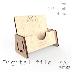 Puede incluir: Un tarjetero de madera con acabado de veta de madera clara y bordes marrones oscuros. El soporte lleva la inscripción "ANIKO JEWELRY" y el texto "MADE WITH LOVE @anikojewelry". Las dimensiones son 3 mm, 4 mm y 3,2 mm. También está presente el texto "Digital file".