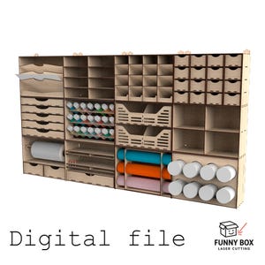 Könnte beinhalten: Ein Holz-Bastel-Organizer mit verschiedenen Fächern, Schubladen und Regalen. Er enthält Farbtuben, Papierrollen und andere Bastelmaterialien. Der Text "Digital file" ist sichtbar.