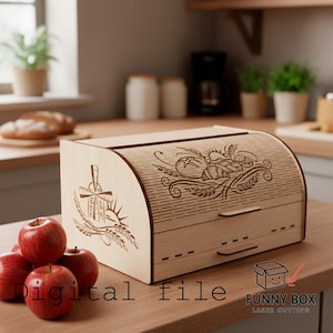 Op de afbeelding: Een houten broodtrommel met een gebogen deksel en twee lades. De doos heeft geëtste ontwerpen van een windmolen, tarwe en brood. De tekst "Digital file" is zichtbaar. Rode appels staan op de voorgrond.