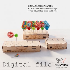 Peut inclure: Trois supports en bois clair avec des trous pour sucettes, portant le texte "SWEET TREATS STAND" et des motifs décoratifs. Les spécifications du fichier numérique incluent 3 tailles de boîtes et deux tailles de trous de 4 mm et 5 mm.