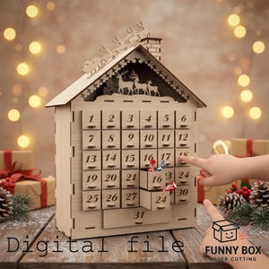 Puede incluir: Calendario de Adviento de madera con forma de casa, con 31 cajones numerados. El tejado presenta renos y una chimenea. El texto "Digital file" y "FUNNY BOX LASER CUTTING" son visibles.