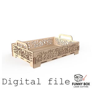 Peut inclure: Un plateau en bois clair avec des découpes florales complexes sur les côtés et les poignées. Le plateau est rectangulaire, de faible hauteur et conçu pour la découpe laser. Le texte "Digital file" est affiché en bas.