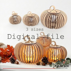 Peut inclure: Un ensemble de cinq structures en bois clair en forme de citrouille avec des lattes verticales et une tige sur le dessus. Le texte "3 sizes" et "Digital file" est visible. Les objets sont disposés sur deux rangées, certains éclairés.