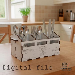 Può includere: Un portaposate in legno bianco con finitura anticata, contenente posate. Il supporto ha più scomparti e presenta il testo "Digital file" e un logo. Il supporto è su un tavolo di legno.