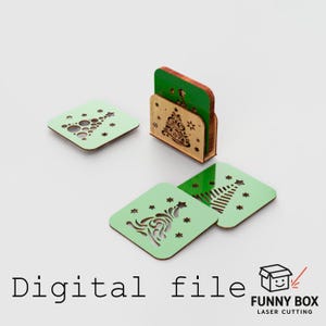 Puede incluir: Posavasos de madera con diseño de árbol de Navidad y soporte. Los posavasos son de color verde claro con diseños de árboles cortados con láser y detalles de estrellas. El soporte es de madera con diseño de árbol cortado con láser. Texto: "Digital file".
